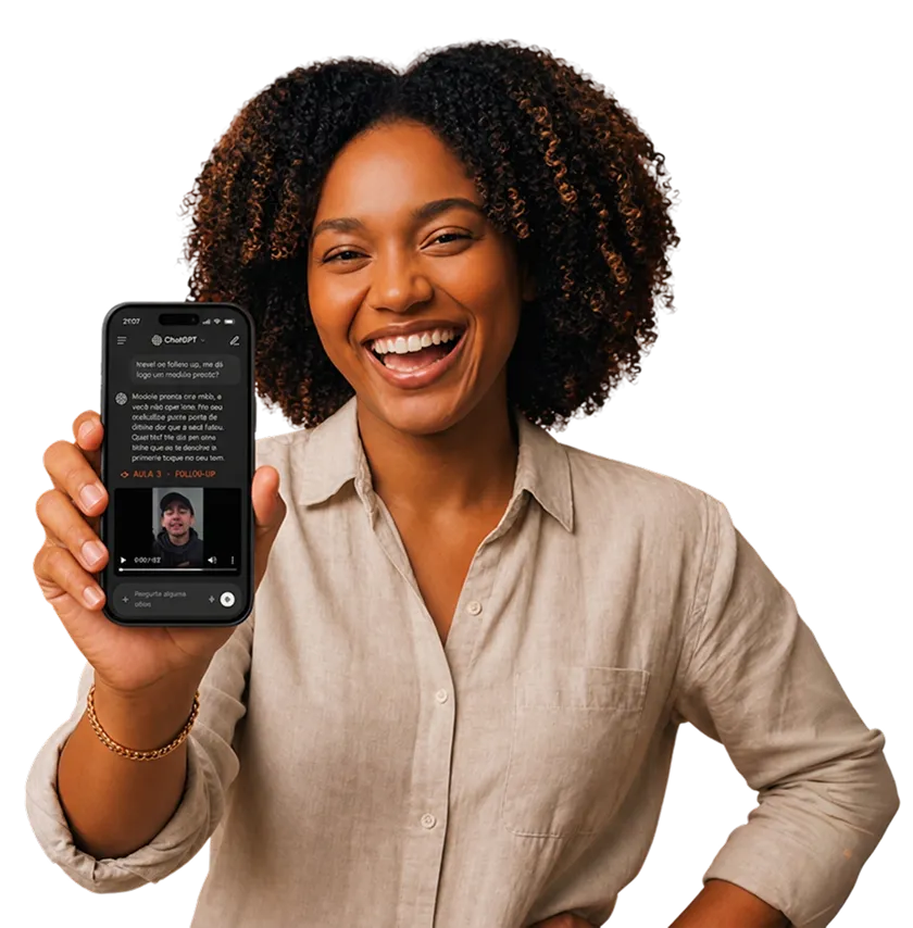Mulher sorrindo mostra no celular o ChatGPT respondendo com a aula do curso